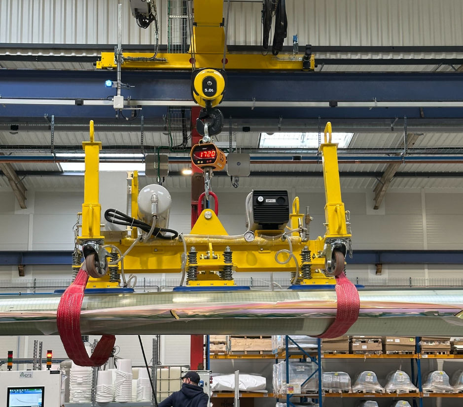 DFS Composites tip de-molding in operation