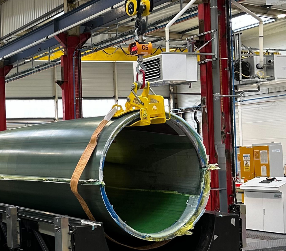 DFS Composites root de-molding lifting a blade